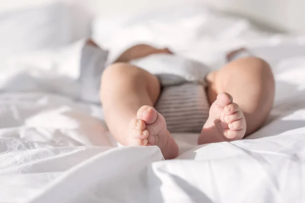 Pieds de petit bébé — Photo de stock