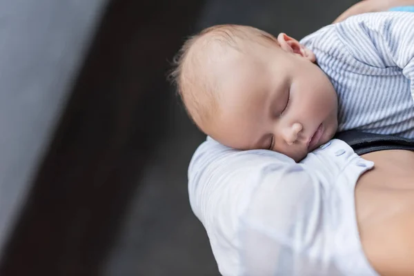 Dormir bébé garçon — Photo de stock
