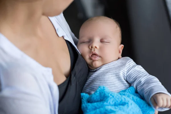 Durmiendo bebé chico - foto de stock