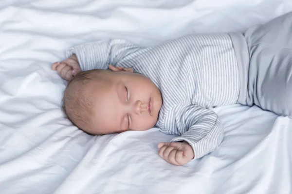 Pequeño bebé somnoliento - foto de stock