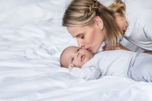 Mãe beijando seu bebê — Fotografia de Stock