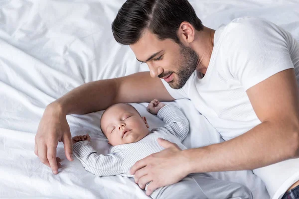 Padre con bambino dormiente — Foto stock