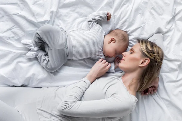Mutter mit Baby schläft im Bett — Stockfoto