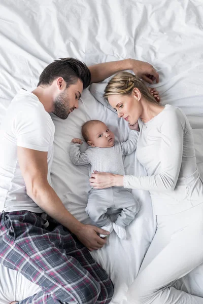 Eltern entspannen sich mit Baby — Stockfoto