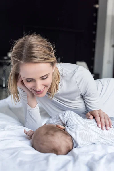 Mère avec bébé endormi — Photo de stock