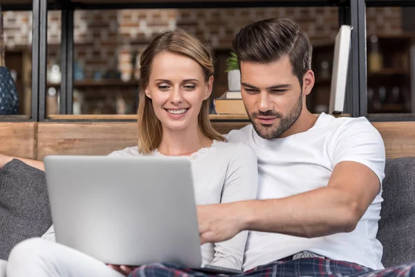 Pareja usando portátil - foto de stock