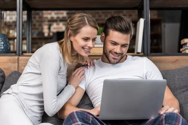 Casal usando laptop — Fotografia de Stock