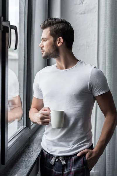 Bello uomo con caffè — Foto stock