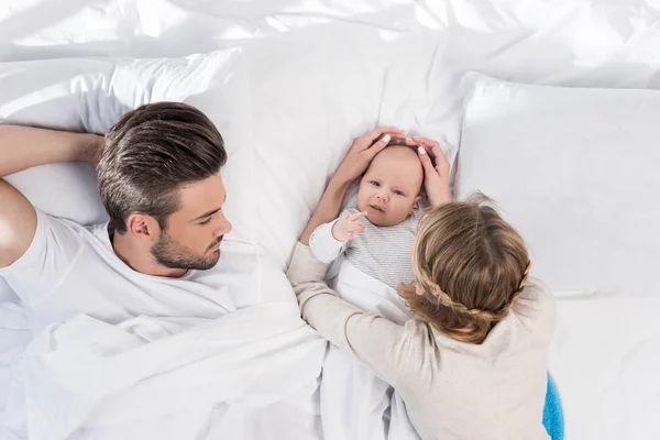 Genitori con bambino carino — Foto stock