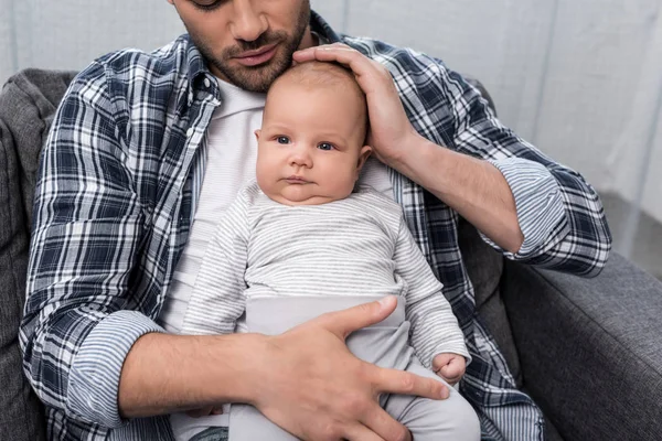 Père tenant son fils — Photo de stock