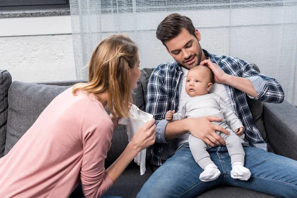 Padres con bebé niño - foto de stock