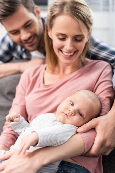 Padres con bebé niño - foto de stock