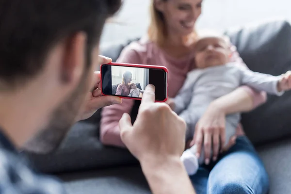 Padre tomando fotos en el teléfono inteligente - foto de stock