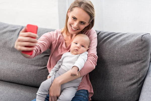 Mère prendre selfie avec son fils — Photo de stock