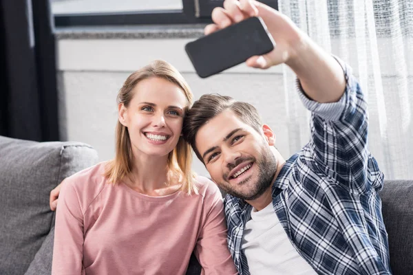 Couple prenant selfie sur smartphone — Photo de stock