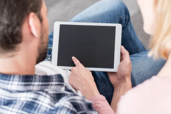 Casal usando tablet digital — Fotografia de Stock