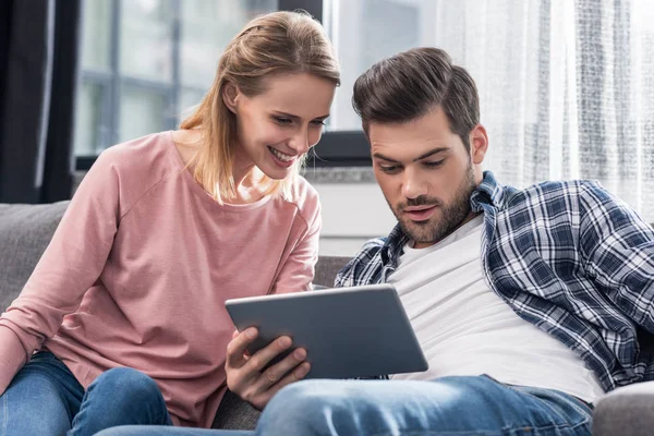 Paar nutzt digitales Tablet — Stockfoto