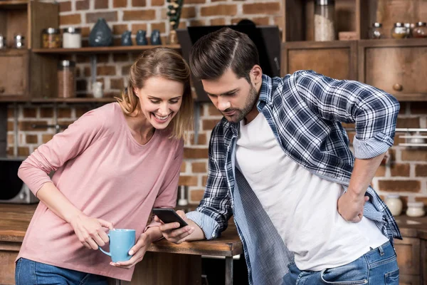 Pareja usando smartphone - foto de stock