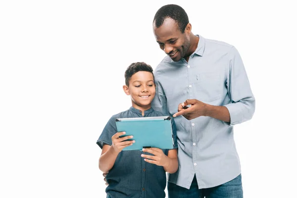 Padre e hijo con tableta digital - foto de stock