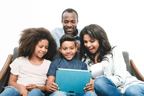 Familia afroamericana con tableta digital - foto de stock