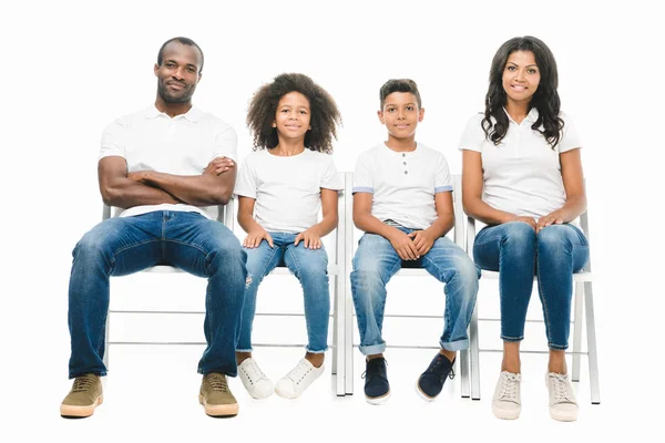 Familia afroamericana sentada en sillas - foto de stock