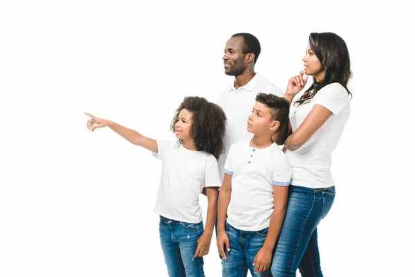 Famiglia afro-americana indicando via — Foto stock