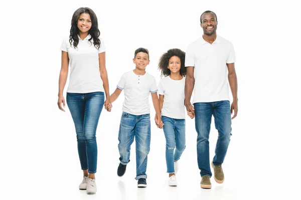 Familia afroamericana cogida de la mano - foto de stock