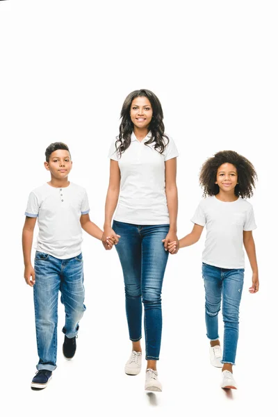 Madre afro-americana feliz con niños - foto de stock