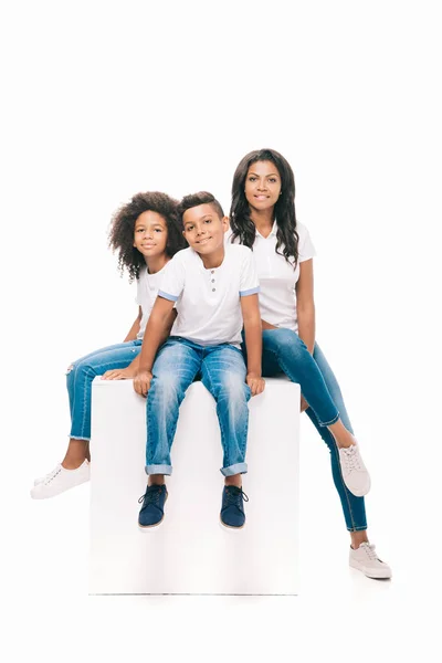 Madre afro-americana feliz con niños - foto de stock