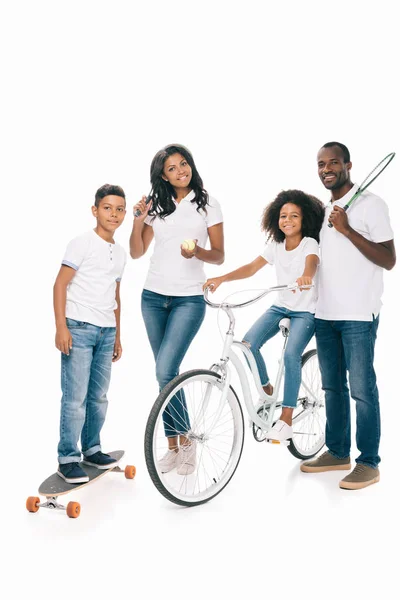 Família afro-americana com equipamento desportivo — Fotografia de Stock