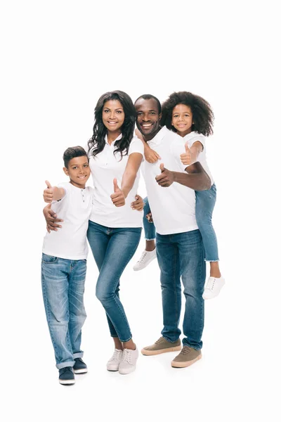 Familia afroamericana mostrando pulgares hacia arriba - foto de stock