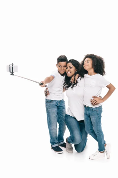 Mutter mit Kindern macht Selfie — Stockfoto