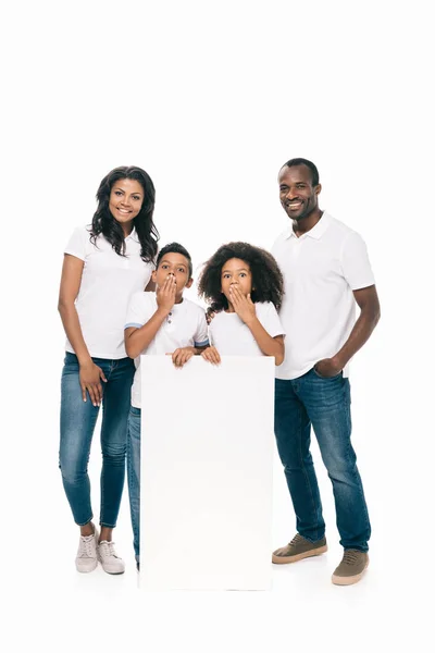 Familia afroamericana feliz con la bandera - foto de stock