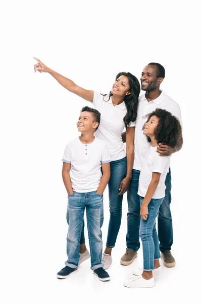 Família afro-americana apontando para longe — Fotografia de Stock