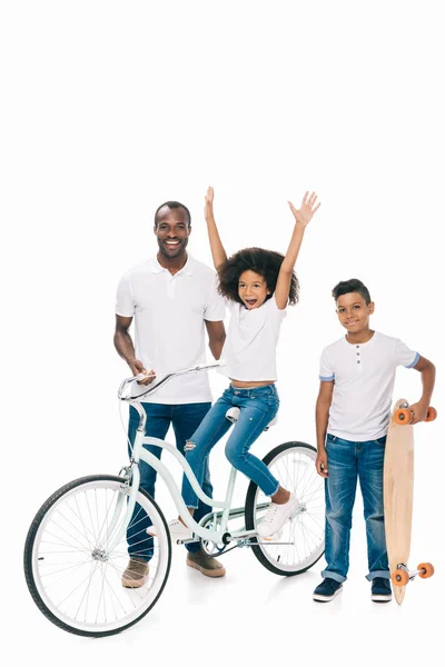 Famiglia afroamericana con bicicletta e skateboard — Foto stock