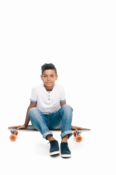 Африканский американский мальчик со скейтбордом — стоковое фото