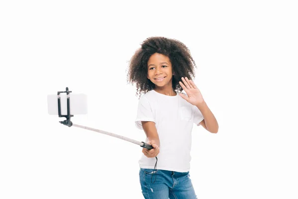 Afro-americana menina tomando selfie — Fotografia de Stock