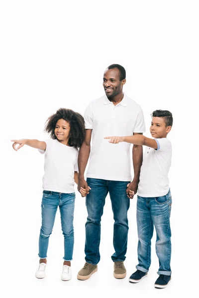 Afrikanische amerikanische Familie zeigt weg — Stockfoto