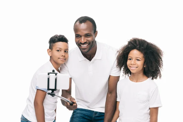 Familia afroamericana tomando selfie - foto de stock