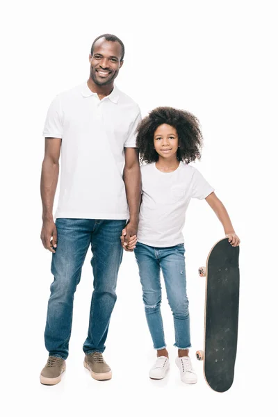 Felice padre e figlia con skateboard — Foto stock