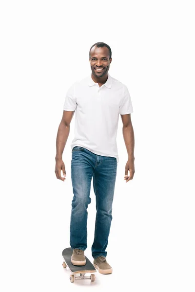 Hombre afroamericano con monopatín - foto de stock