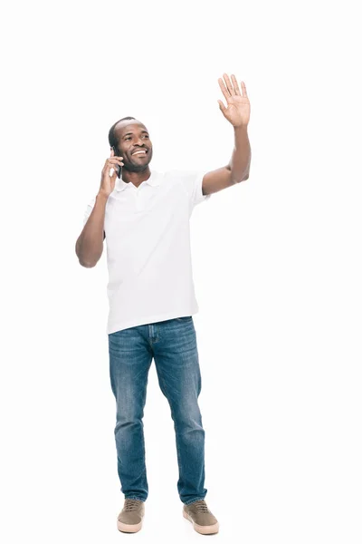 Афроамериканський чоловік говорить на смартфоні — стокове фото