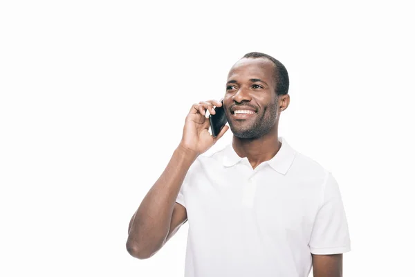 Афроамериканец разговаривает по смартфону — стоковое фото