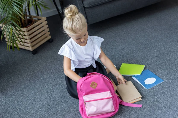 Pequena estudante com mochila — Fotografia de Stock