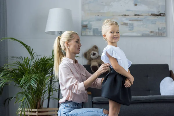 Mère habillage fille à l'école — Photo de stock