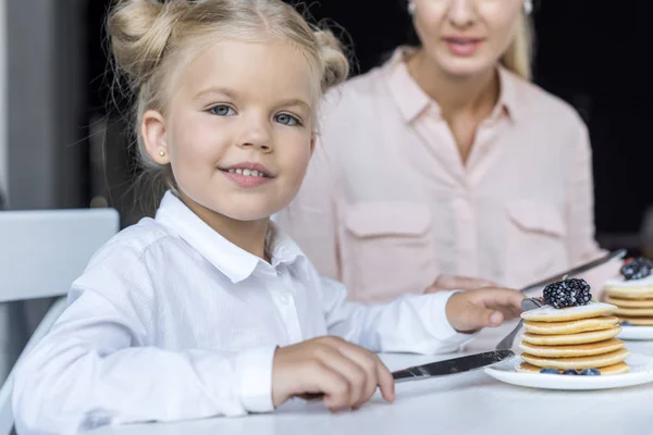 Madre e hija desayunando - foto de stock