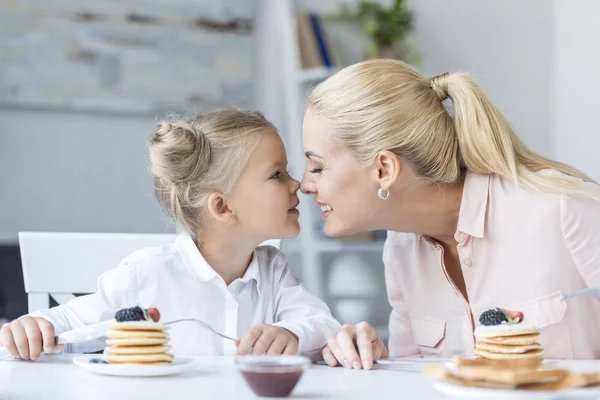 Mutter und Tochter frühstücken — Stockfoto