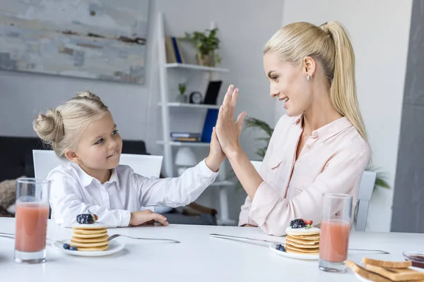 Mother and daughter having breakfast — Stock Photo