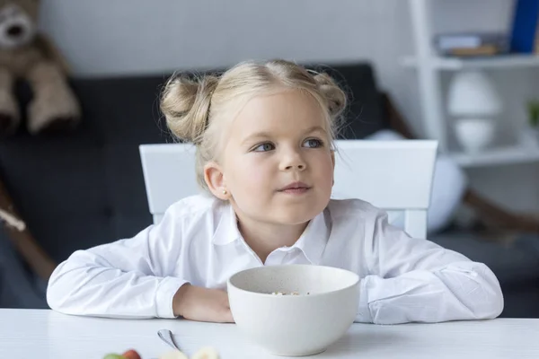 Bambino che fa colazione — Foto stock