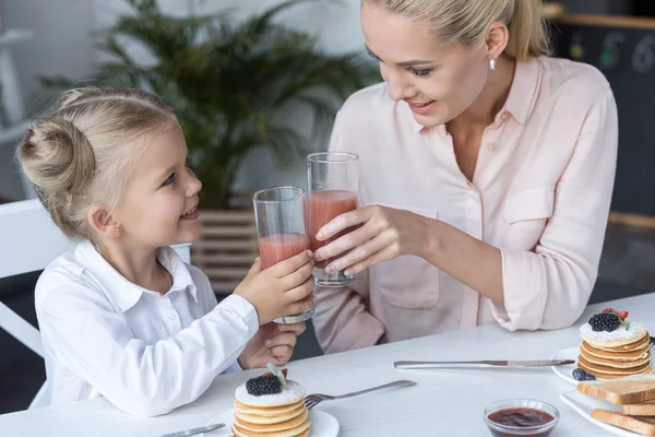 Mother and daughter with juice — Stock Photo